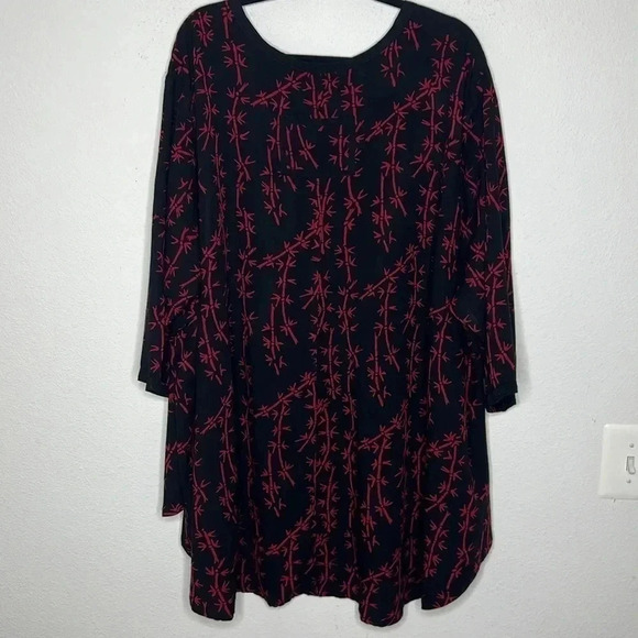 M.I.B. Making it Big plus size artsy design 5X blouse red and black NWOT - Picture 3 of 8
